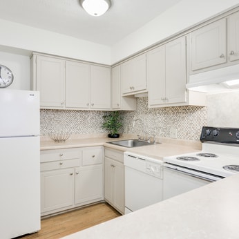 Kitchen - 4400 Mobile Dr
