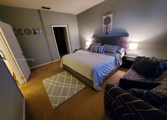 Foto del edificio - 3001 Laurel Park Ln