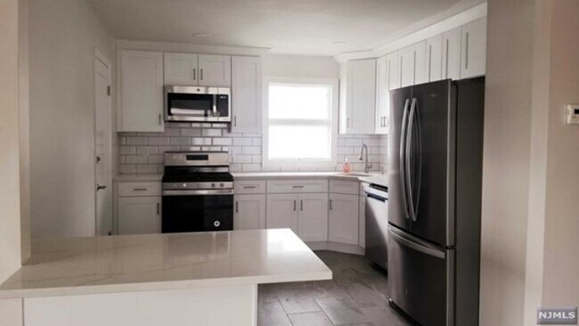 Building Photo - 234 Orient Way