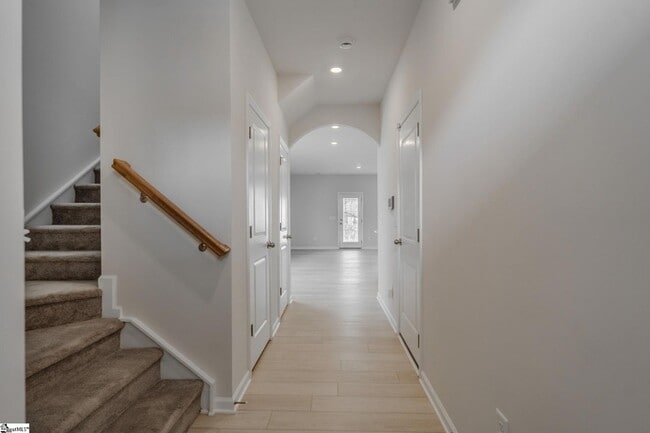 Building Photo - 14 Loebner Ln