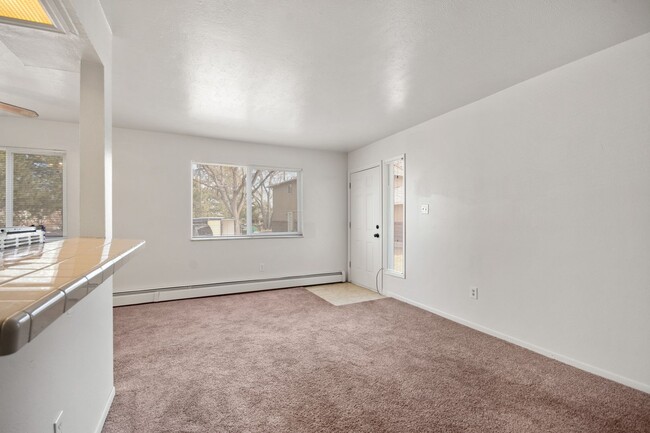 Foto del edificio - Bright Townhome in Lakewood!