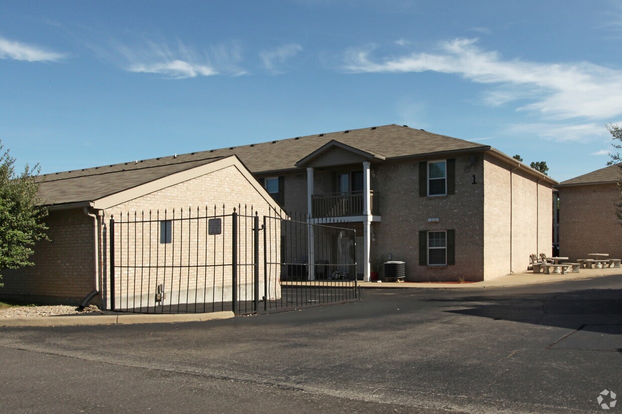 Foto del edificio - 401-412 Colonial Club Dr