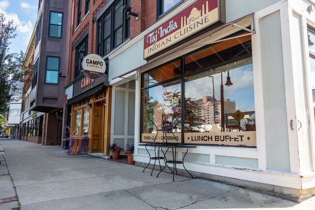Building Photo - Rendezvous on Elm