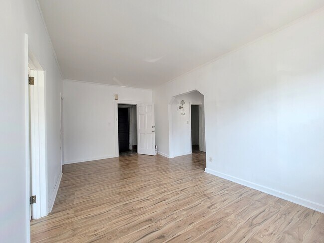 LR/DR - 551 Franklin Ave