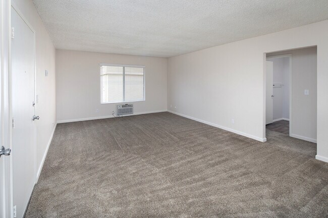Building Photo - OPEN HOUSE: 6/27 10AM-12PM~ 2 BR Bright Apartment with Parking and AC!