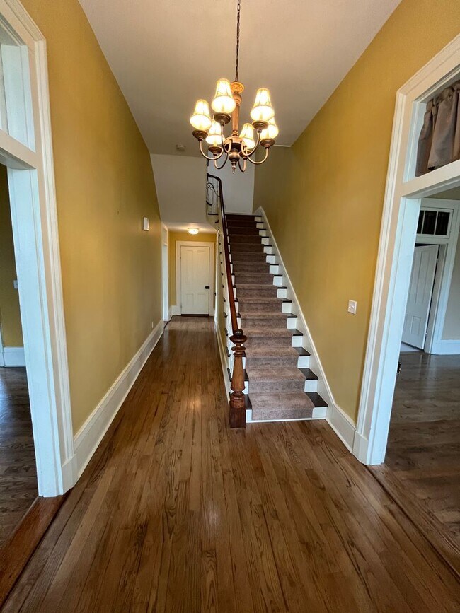 Foto del edificio - Premium location!  Downtown 3BR 2.5BA with 2 car garage