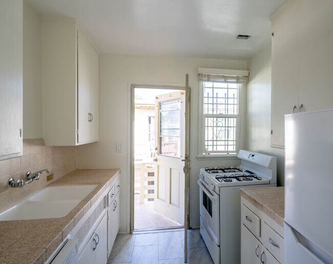 Foto del edificio - 5782 Clemson St