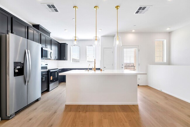 Foto del edificio - Modern Living in Cadence | Stylish Townhome with Open Concept & Community Amenities!