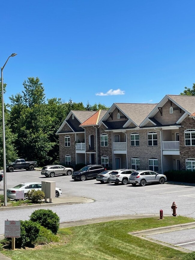 Building Photo - Updated 2BR/2BA Condo with Walk-Out Patio Near Downtown Boone