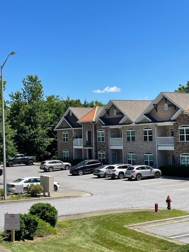 Foto del edificio - Updated 2BR/2BA Condo with Walk-Out Patio Near Downtown Boone