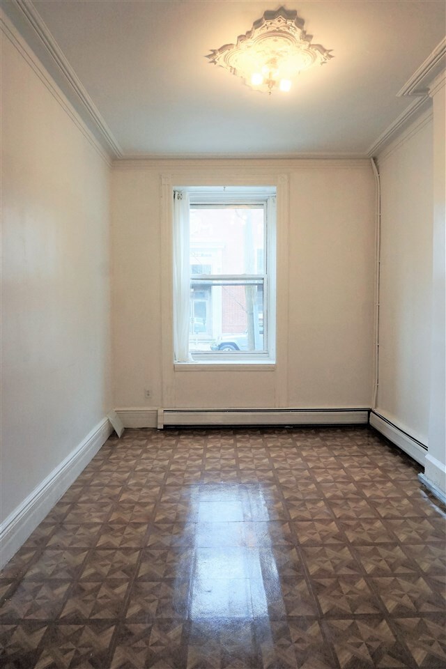 Building Photo - 135 Bowers St