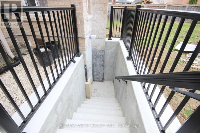 Building Photo - 152 The Queensway