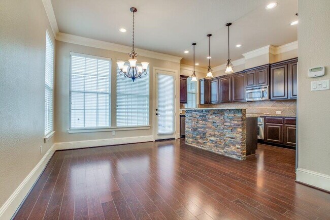 Foto del edificio - Luxury East Shore Living | Lake Woodlands Views | Near Market Street & Hughes Landing
