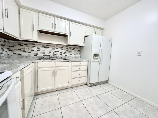 Building Photo - 9905 Pineapple Tree Dr