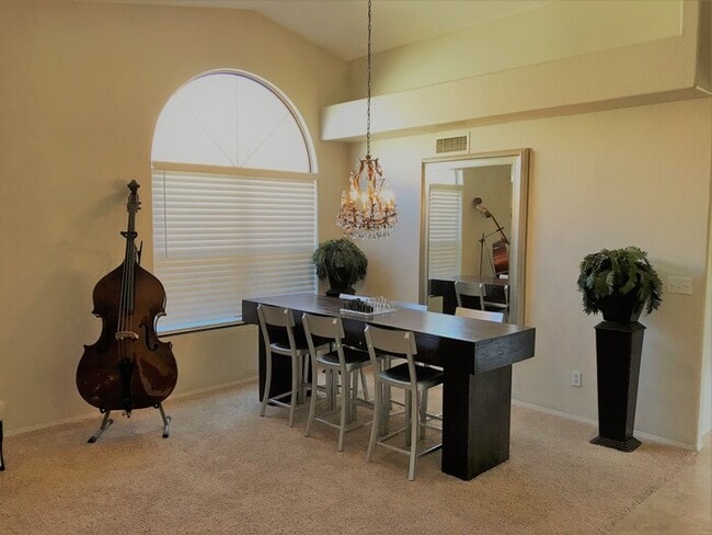 Foto del edificio - Beautiful 4Bd x 2.5Bath w/ HUGE Backyard &...