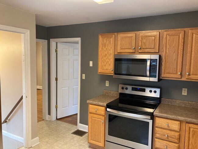 Foto del edificio - St. Matthews  3 Bed 2 Bath Stone Cape Cod Home