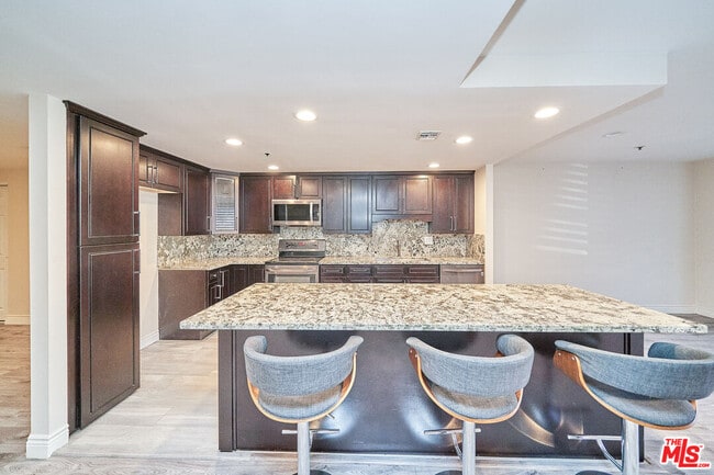 Building Photo - 727 S Ardmore Ave