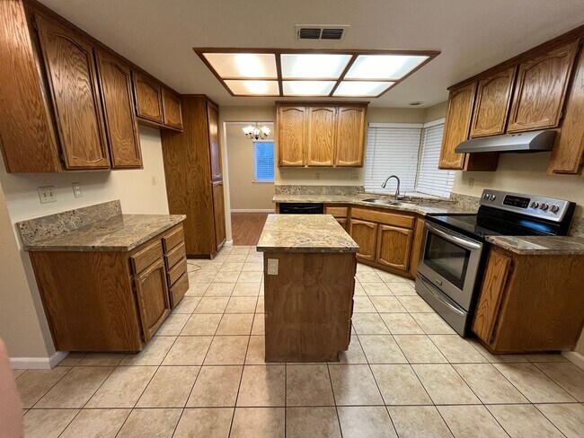 Foto del edificio - 4BR / 2.5 bath with over 1700 square feet....