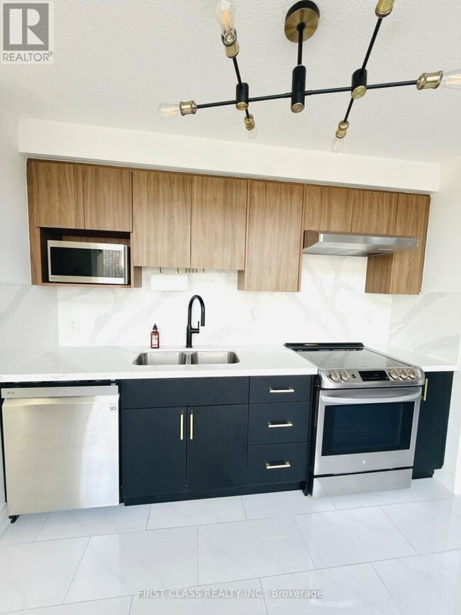 Building Photo - 15 Fort York Blvd