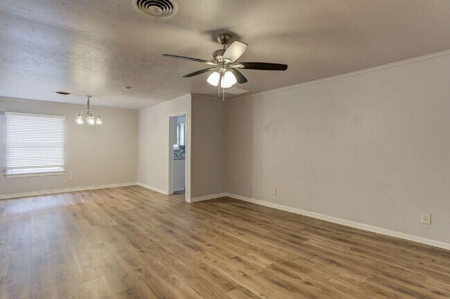 Foto del edificio - MOVE IN SPECIAL: FIRST FULL MONTH FREE