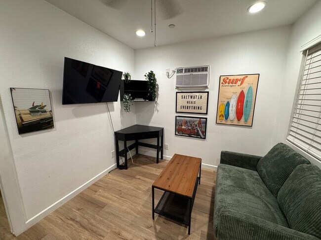 Foto del edificio - 14351 Alburtis Ave