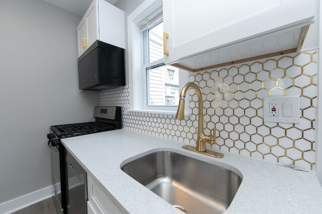 Building Photo - Beautiful Gut Renovated 2 Bed/1 Bath Top F...