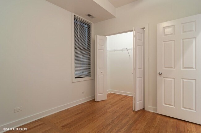 Building Photo - 841 W Armitage Ave
