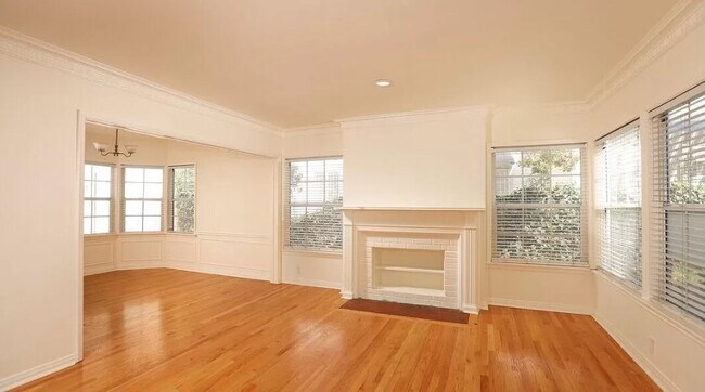 Foto del edificio - 10435 Ashton Ave