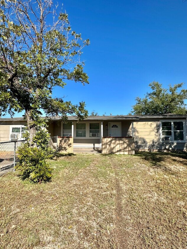 Foto principal - NOW AVAILABLE - 3 Bedroom Home + Fenced Ba...