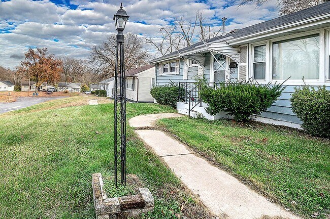 Building Photo - 3-Bedroom Home with Hardwood Floors & Fenced Yard in St. Louis