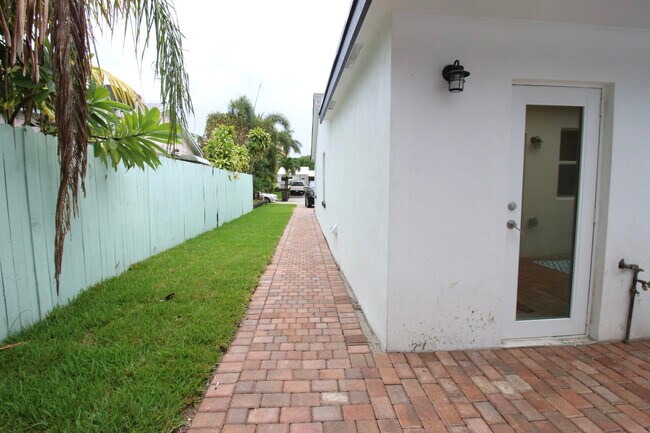 Building Photo - 419 Lytle St