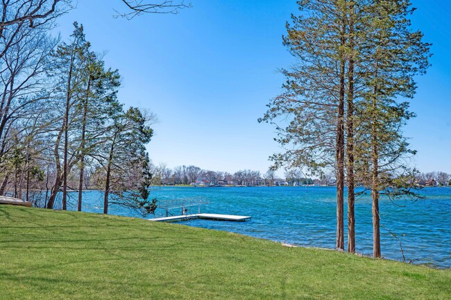 Building Photo - 907 N Genesee Woods Dr