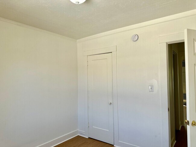 Foto del edificio - Hard find 1 bdrm, 1 bath Bungalow charmer ...