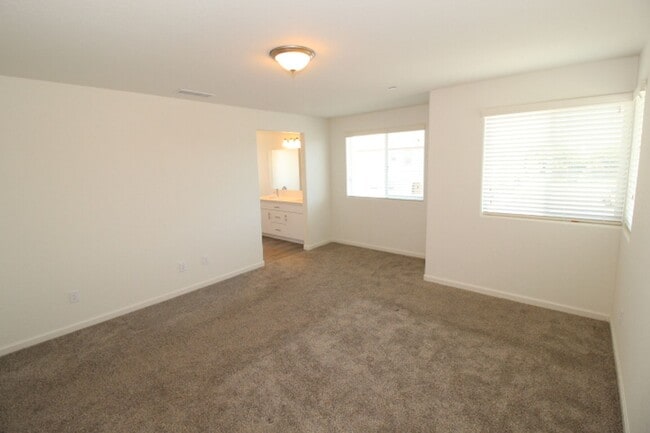 Building Photo - 651 Farmhouse Ave