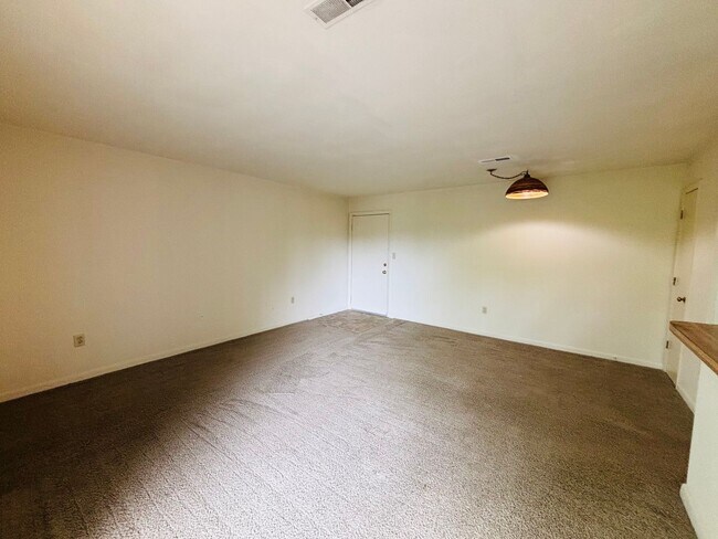 Building Photo - 844 Claytor Square