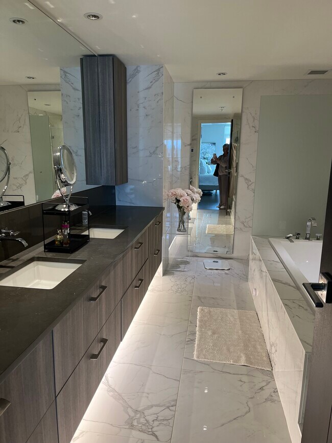 Master bathroom - 210 Salter St