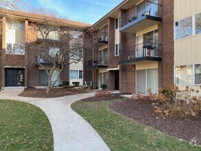 Building Photo - 5S100 Pebblewood Ln