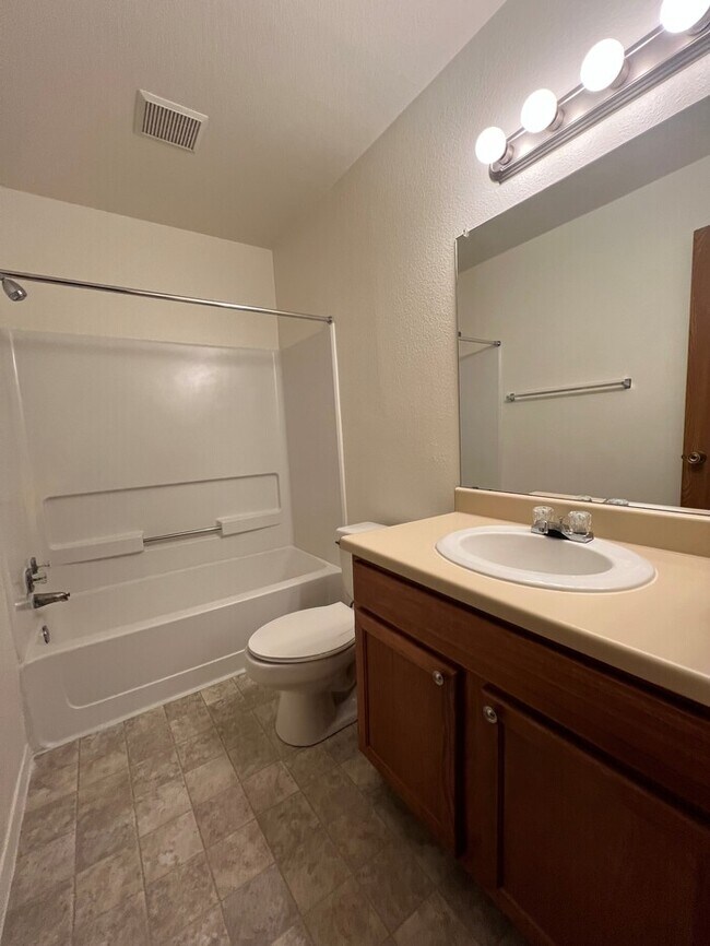 Foto del edificio - 1315 Dakota Dr