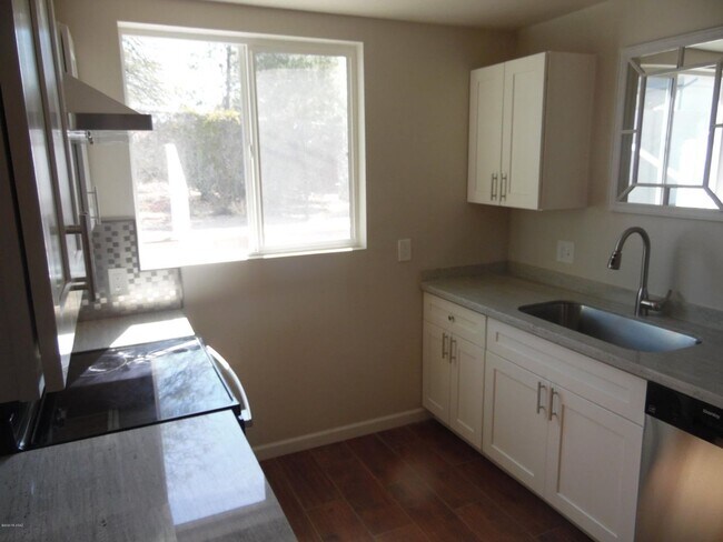 Building Photo - Central 1 bedroom Guesthouse