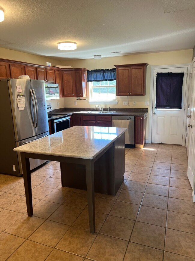 Foto del edificio - 4 bedroom, 2 bathroom, car garage townhouse