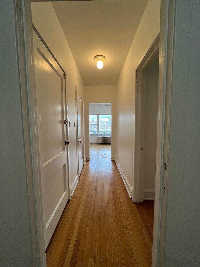 Foto del edificio - 6017 W Irving Park Rd