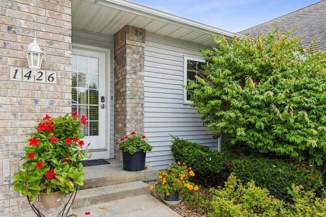Building Photo - 1426 Ranier Dr