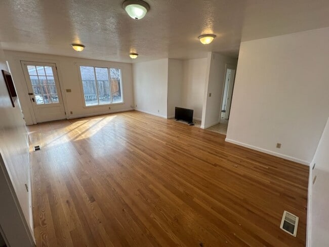 Foto del edificio - 3 bed/2.5 bath, carport, fenced back yard! Great location!