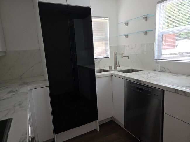 kitchen/ washer and dryer - 3004 Kelton Ave