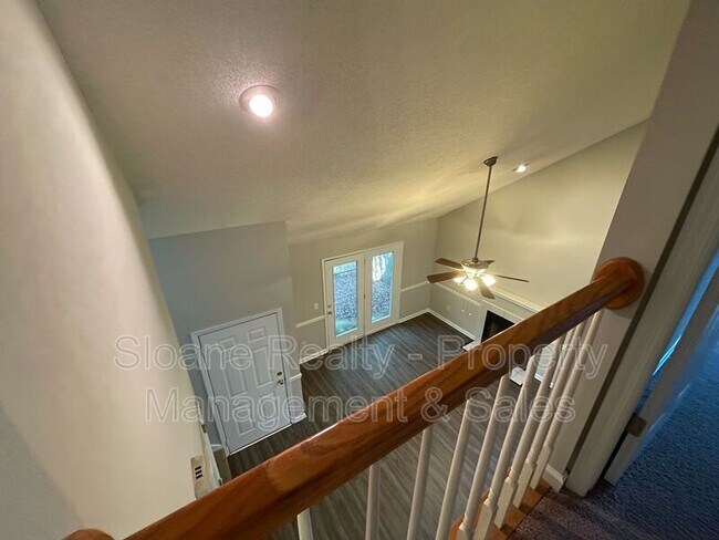 Building Photo - 1 Maplecrest Dr