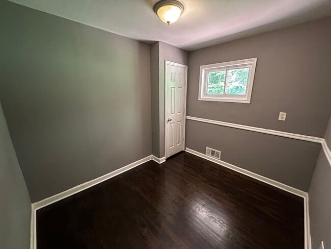 Building Photo - 4 bed and 2 bath in Decatur!