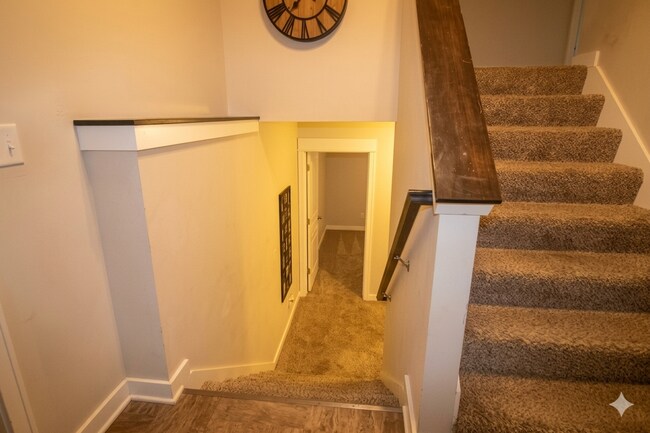 Foto del edificio - 5-Bedroom Townhome in Hudsonville | Cul-de-Sac, 2-Car Garage, Lawn & Snow Included