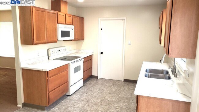 Foto del edificio - 41672 Joyce Ave