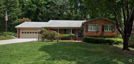 Building Photo - 1404 Fernwood Dr