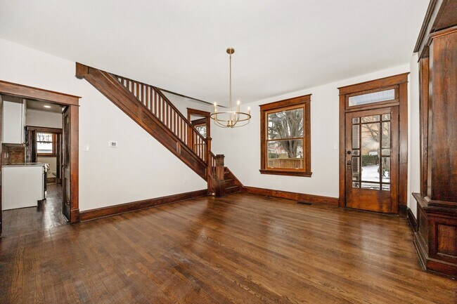 Building Photo - 2 College Ave